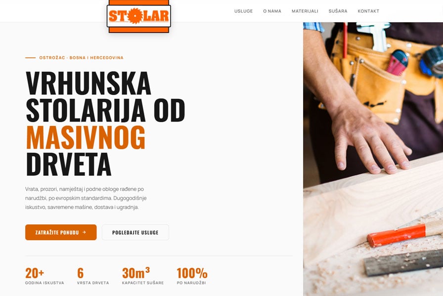 Vrhunska stolarska usluga od masivnog drveta Rukovodilac stolarske radionice s alatima za obradu masivnog drveta.