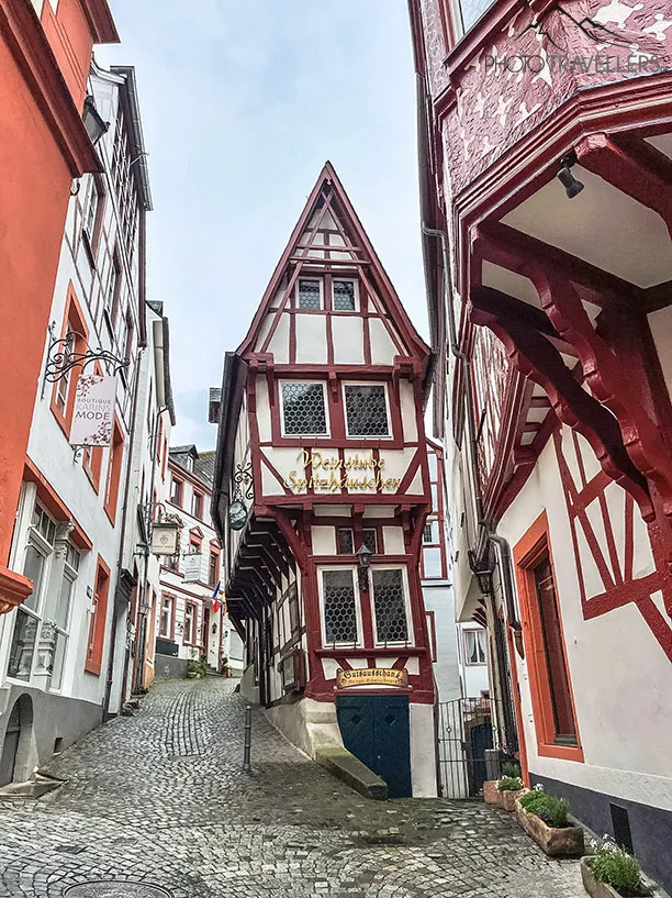 Blick auf das spitze Fachwerkhaus in Bernkastel-Kues