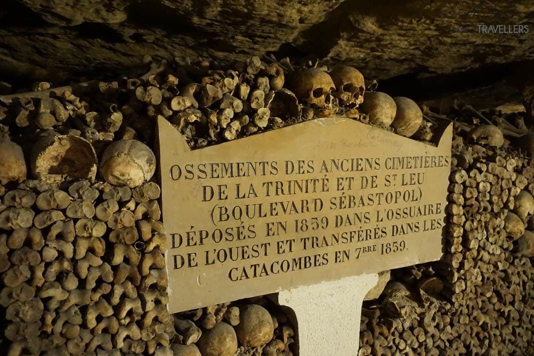 Die Knochen und Totenköpfe in den Katakomben von Paris