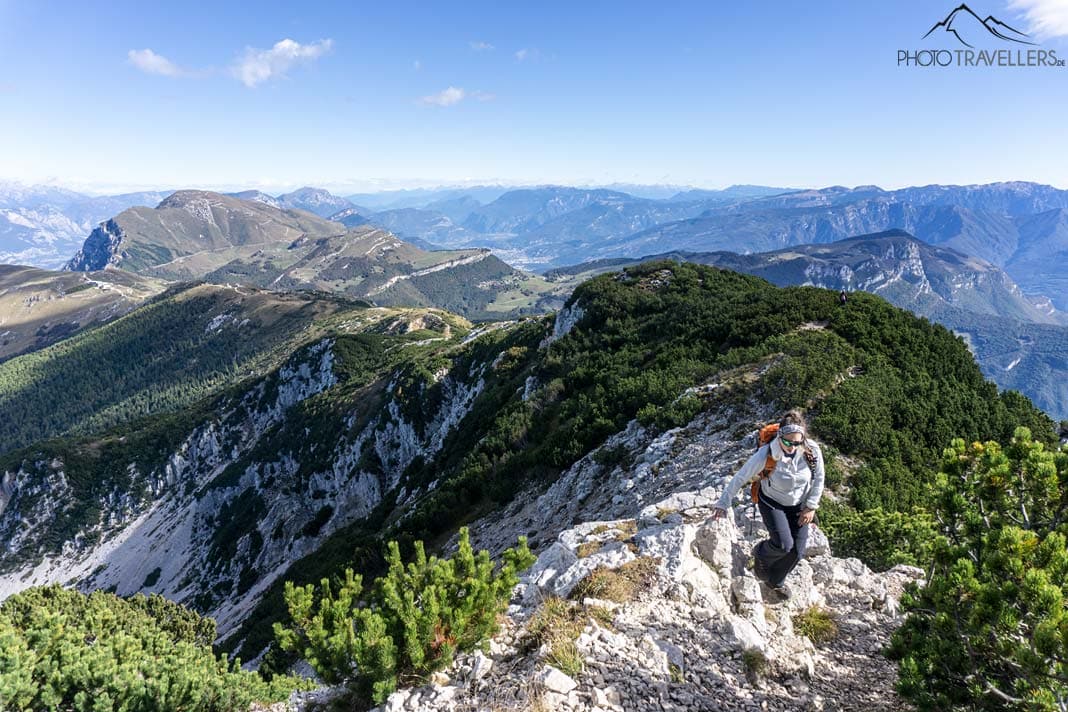 Reisejournalistin Biggi Bauer auf einem felsigen Wanderweg auf dem Monte Baldo