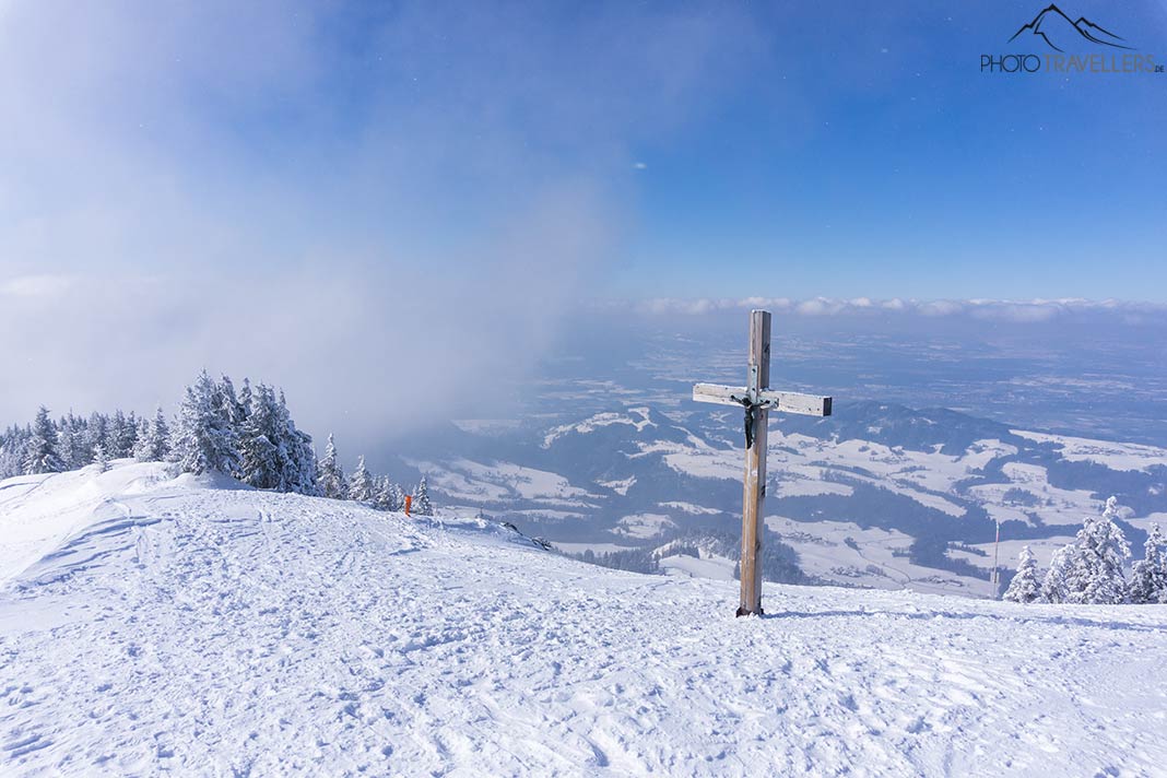 Der Ausblick von der Hochries im Winter ins Alpenvorland
