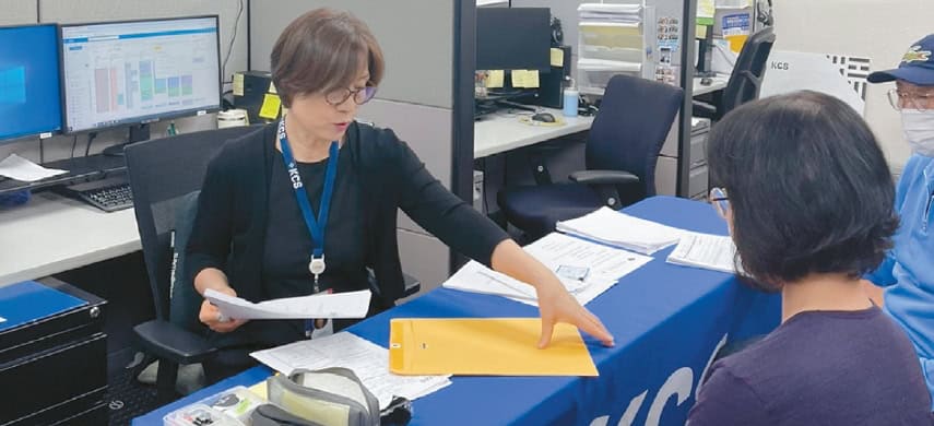 Green card holders receive citizenship application help