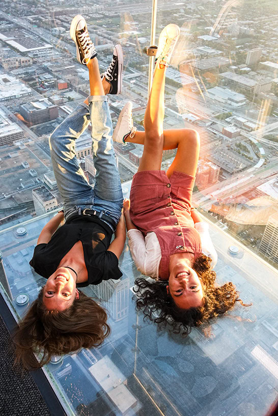 Pauline und Anita in den Glasboxen von "The Ledge"