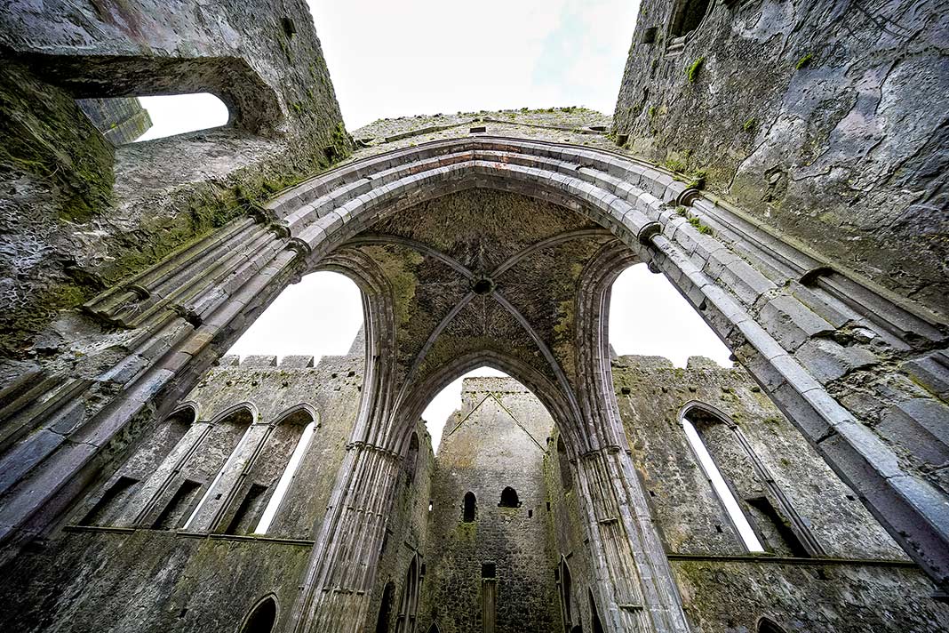 Im Inneren der Ruinen vom Rock of Cashel in Irland