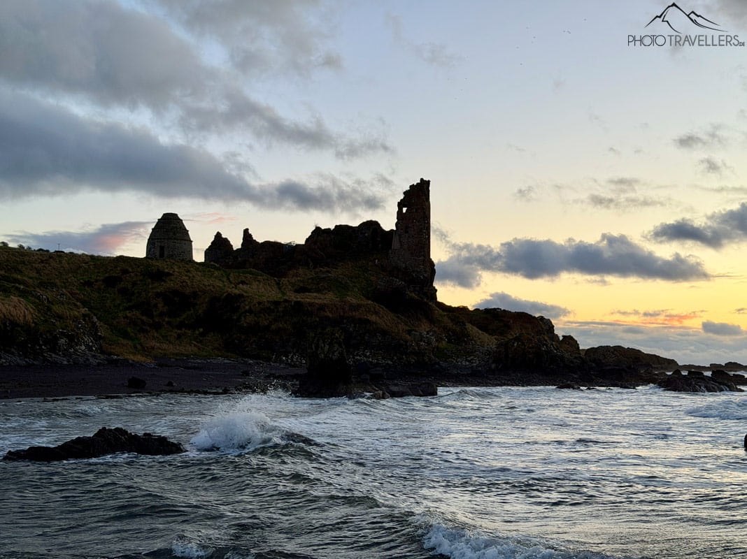 Das Dunure Castle in Schottland im Abendlicht