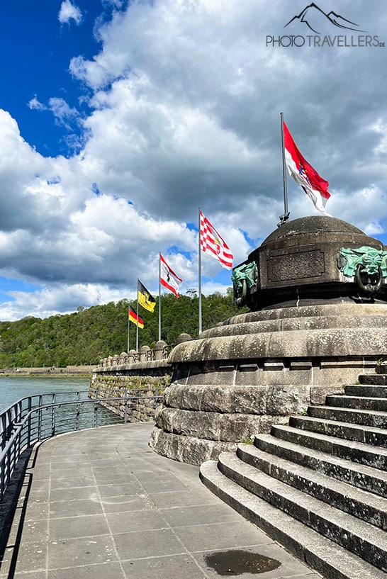 Fahnen am Deutschen Eck in Koblenz