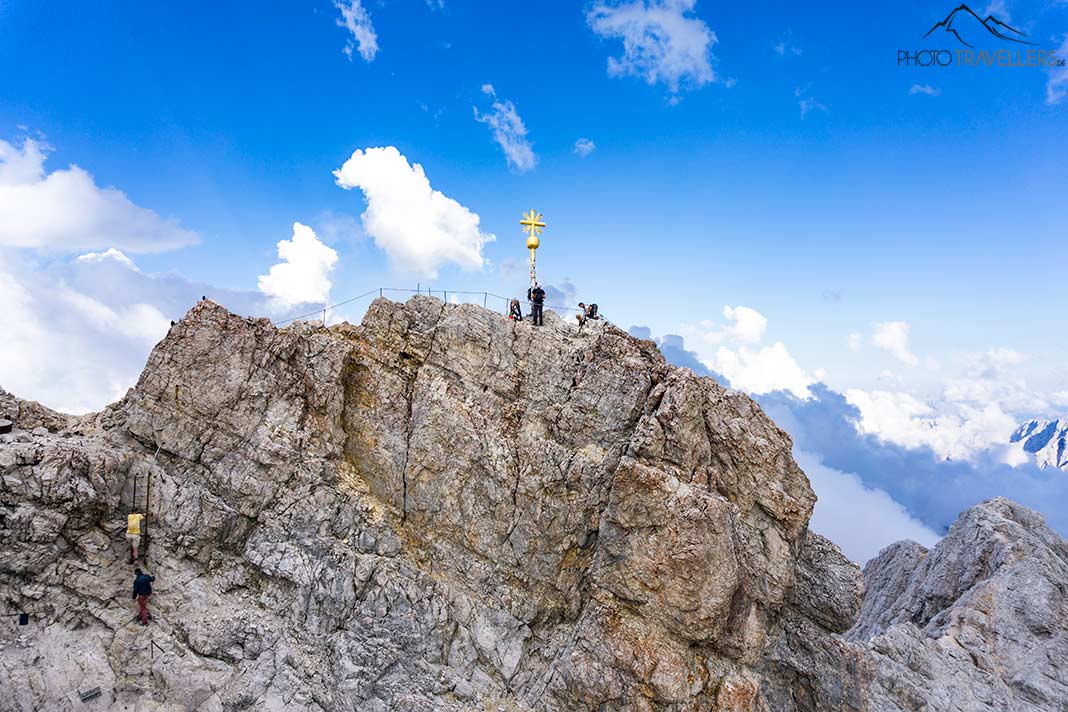 Der Blick auf den Zugspitz-Gipfel mit dem goldenen Gipfelkreuz
