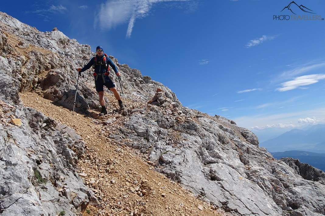 Reiseblogger Florian Westermann beim Abstieg durch ein steiles Geröllfeld unterhalb des Hochwanner-Gipfels