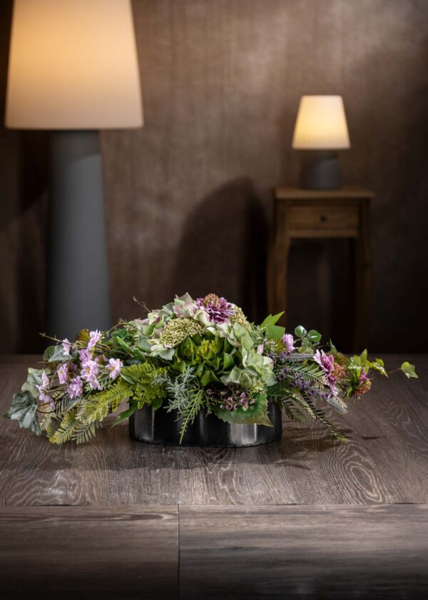 Vista generale del prodotto - Composizione centrotavola fiori finti in vaso di lamiera nera, con fiori realistici di peonie, dalie e piante grasse