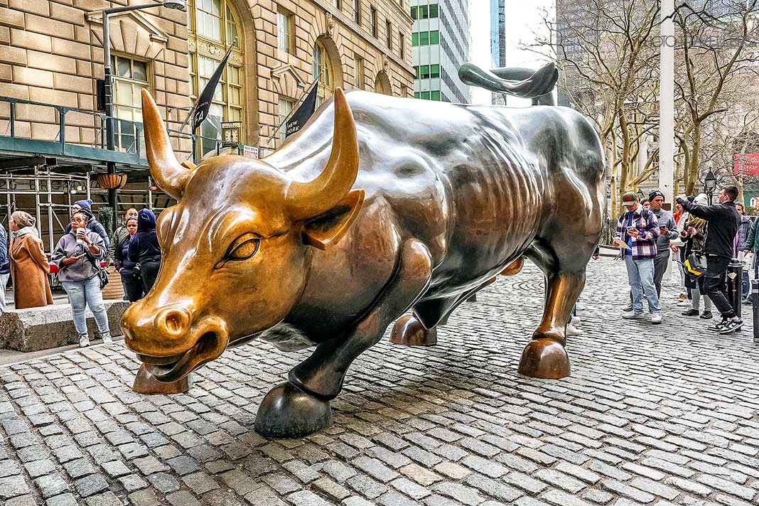 Der Charging Bull, eine riesige Bullen-Skulptur, in New York