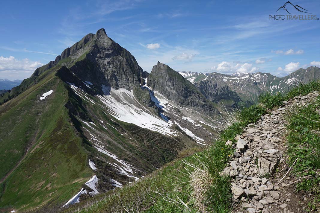 Der Blick von einem Wanderweg auf den Älpelesattel und dahinter die Höfats