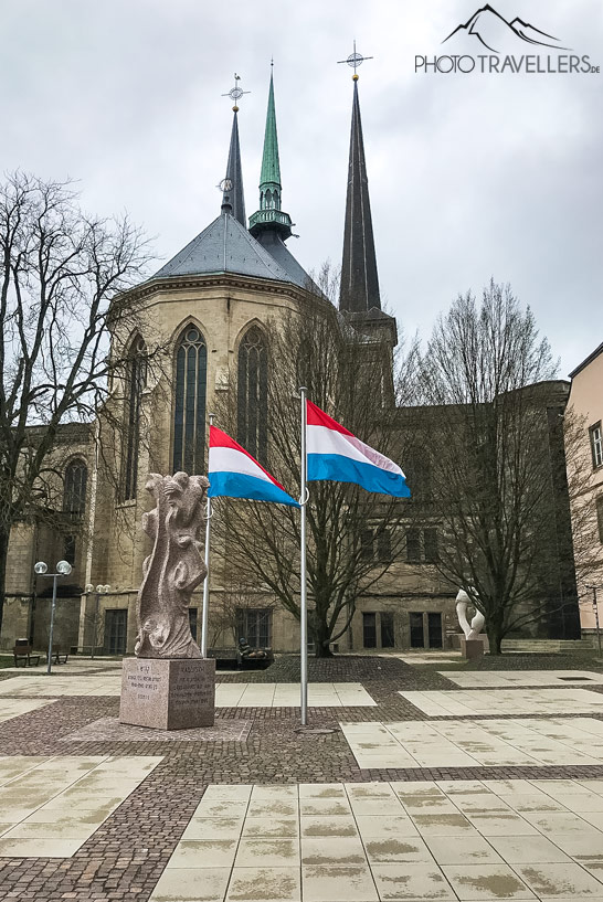Blick auf die Kathedrale von außen mit Fahnen davor