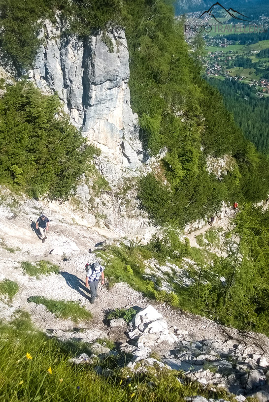 Zwei Wanderer auf dem Hohen Gang, der zum Seebensee führt