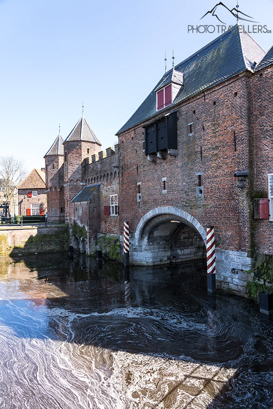 Das mittelalterliche Stadt- und Wassertor Koppelpoort in Amersfoort