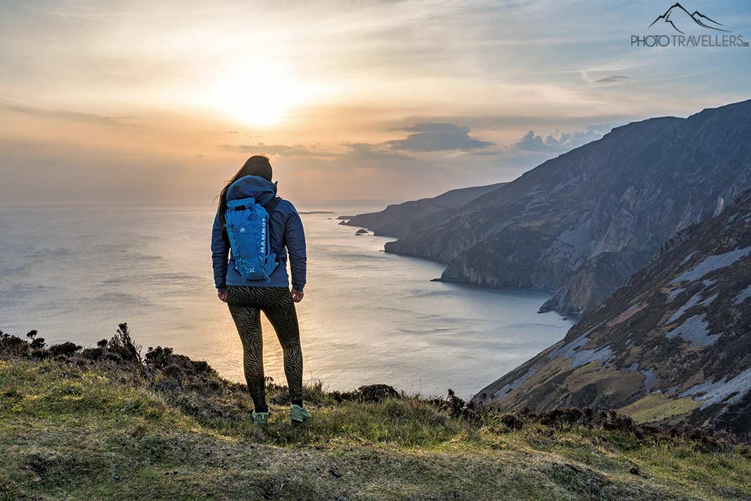 Reisebloggerin Biggi Bauer oberhalb der Klippen Slieve League bei Sonnenuntergang