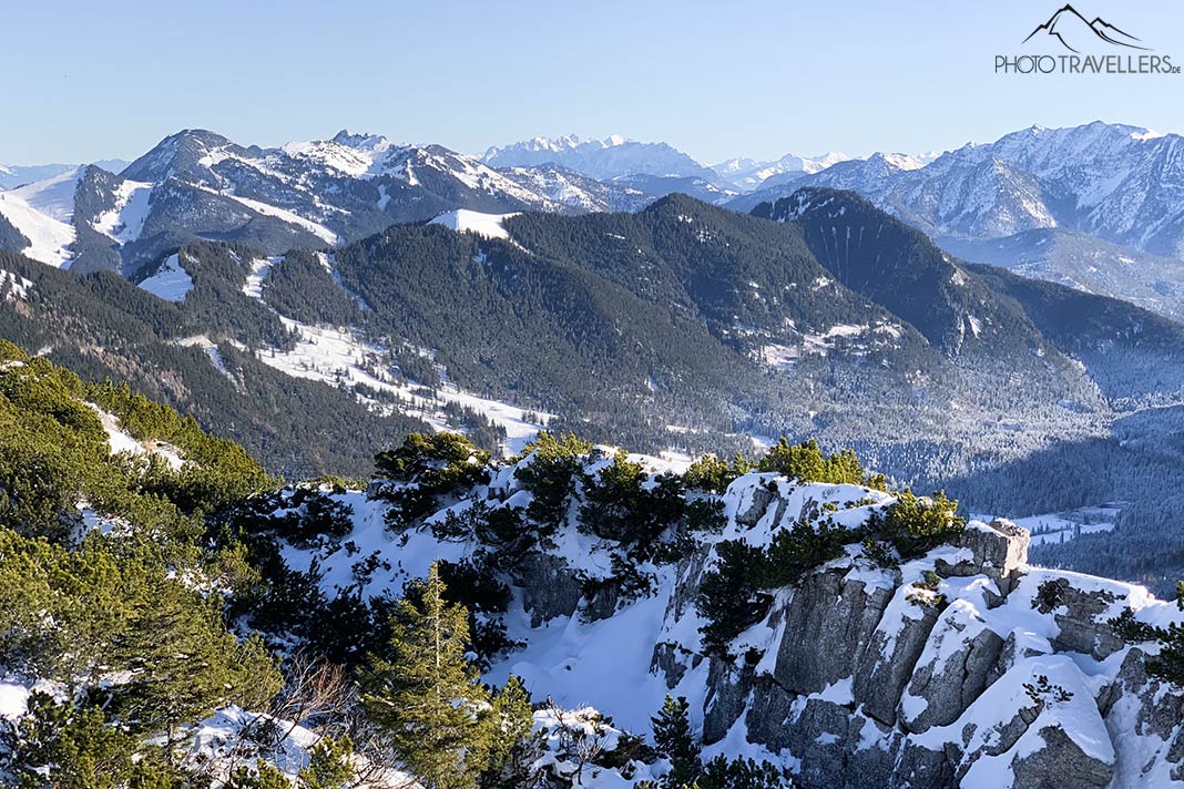 Der Blick vom Wallberg im Winter auf die umliegenden Berge