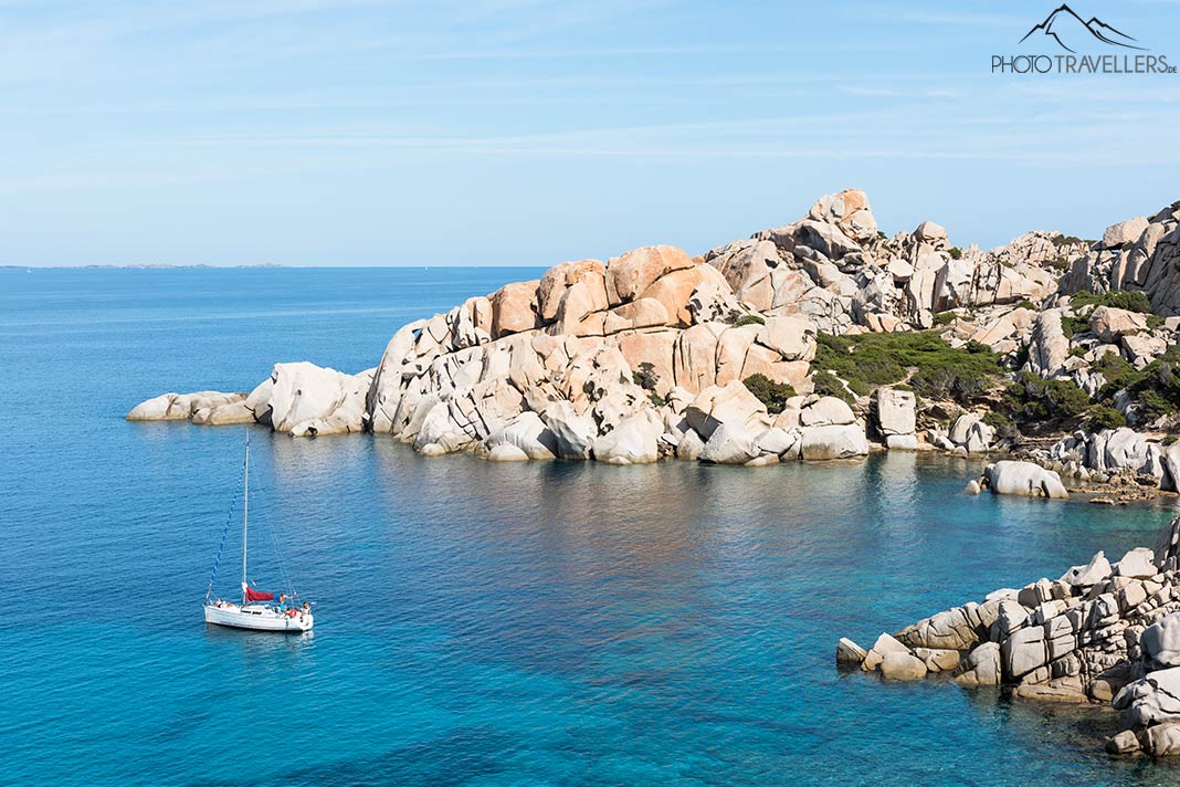 Ein Boot in einer Bucht auf der Halbinsel Capo Testa
