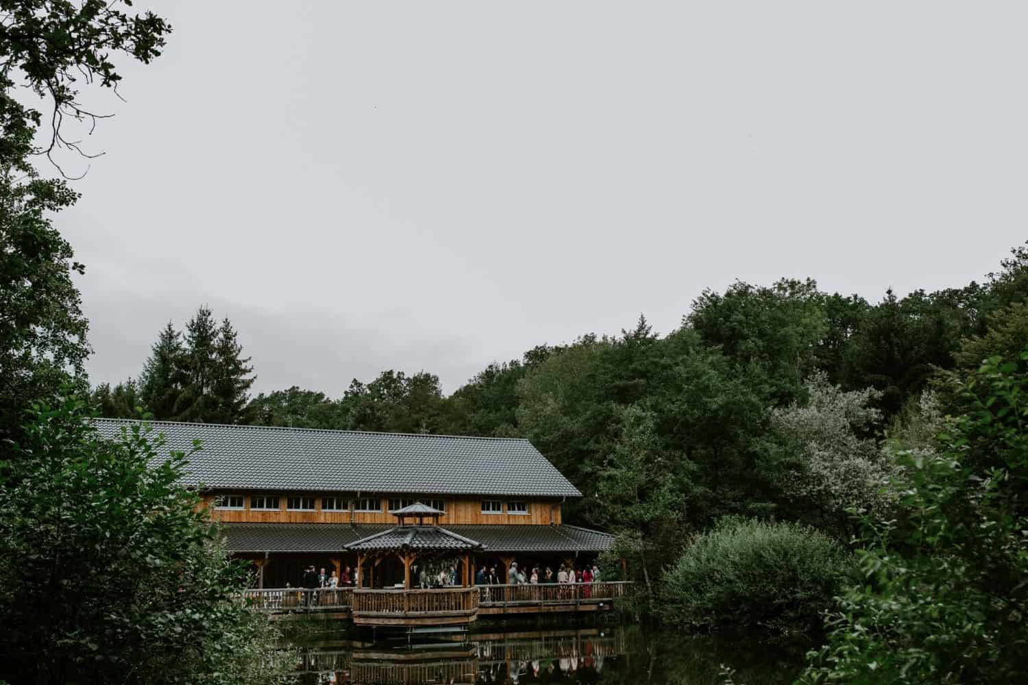 15 20 001 DSC 0089 Hochzeitsfotograf Köln Hochzeit NRW Rathaus Düsseldorf Boho Vintage Hippie Elopement Vera Prinz Hochzeitsgesellschaft feiert an Holsteins Mühle am Teich – natürliche Hochzeitsreportage NRW.