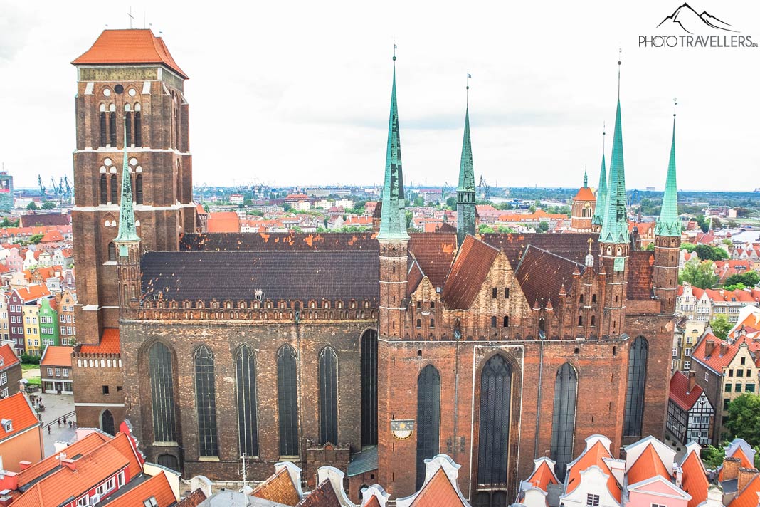 Blick von oben auf die Marienkirche, die bekannteste Sehenswürdigkeit in Danzig