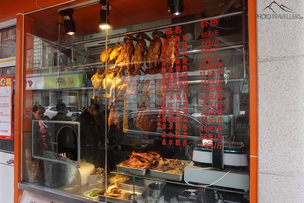 Gebacken Enten in einem Schaufenster eines kleinen Imbisses in der South Yunnan Road in Shanghai