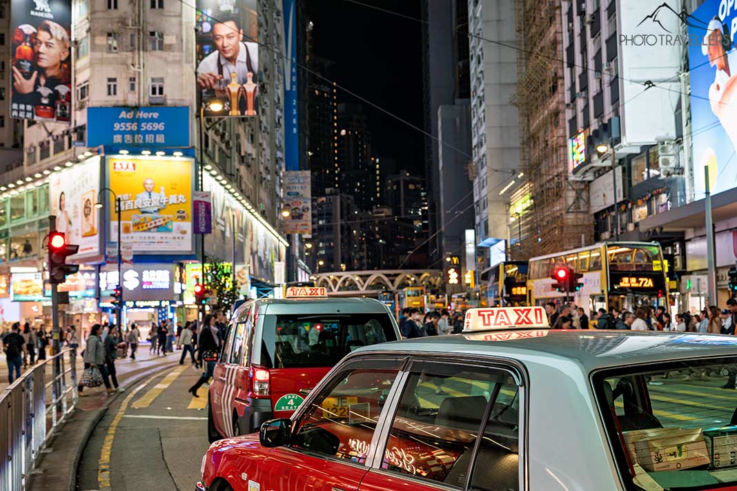 Zwei Taxen in der Nacht an der Causeway Bay Crossing in Hongkong