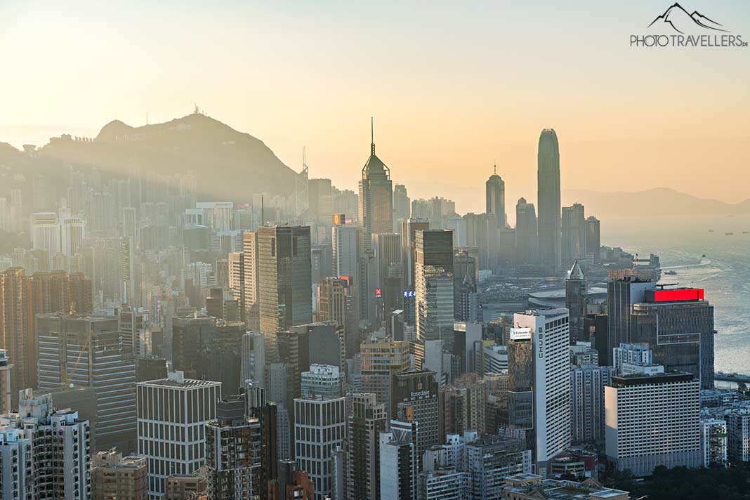 Der Blick vom Braemar Hill auf die Wolkenkratzer in Hongkong