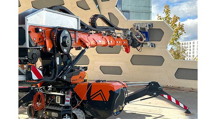 Bild von Roboter bei der Montage des Gebäudes in Holzleichtbauweise