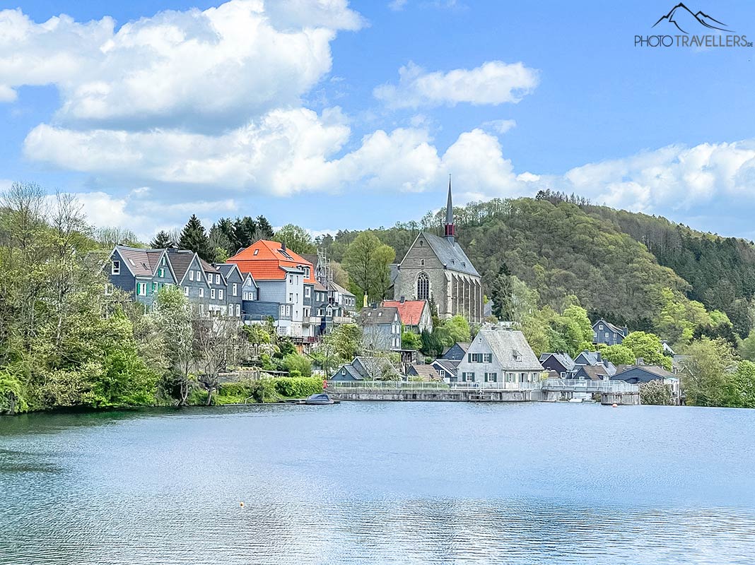 Der Blick über den Beyenburger Stausee auf die Kirche in Beyenburg