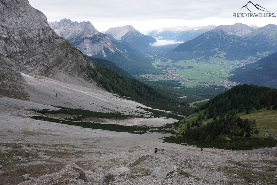 Der Blick von oben ins Gamskar und nach Ehrwald