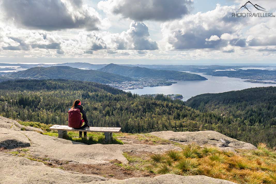 Reisebloggerin Bauer auf der Hochebene Vidden mit Blick auf Bergen, Norwegen