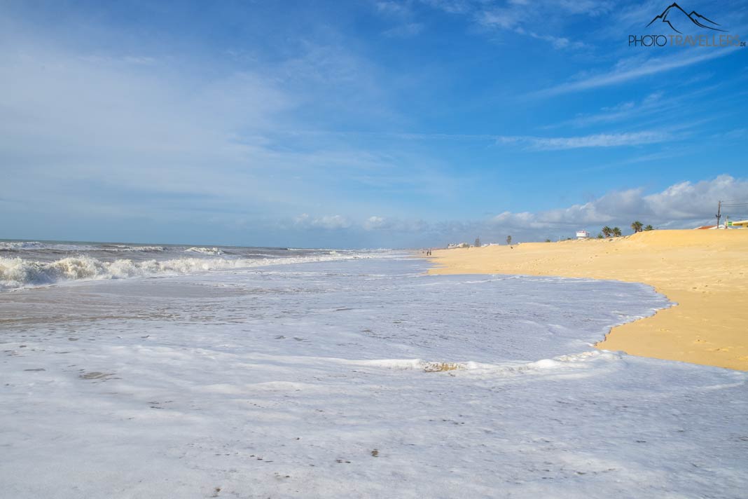 Blick auf einen leeren Strand in Faro - den Praia de Faro