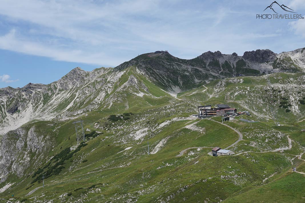 Der Blick aufs Nebelhorn und darunter die Bergstation Höfatsblick