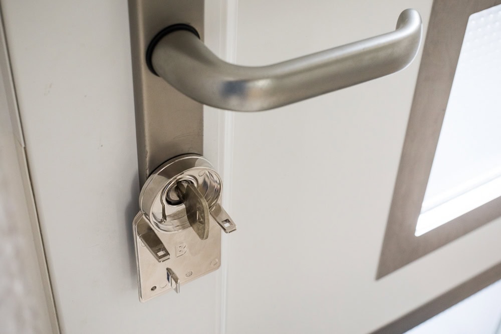 Adapter-Platte am Türschloss montiert (geklebt)