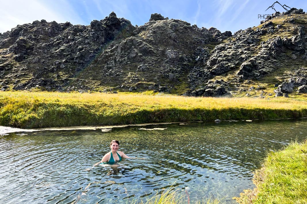 Reisebloggerin Biggi Bauer im heißen Pool in Landmannalaugar in Island