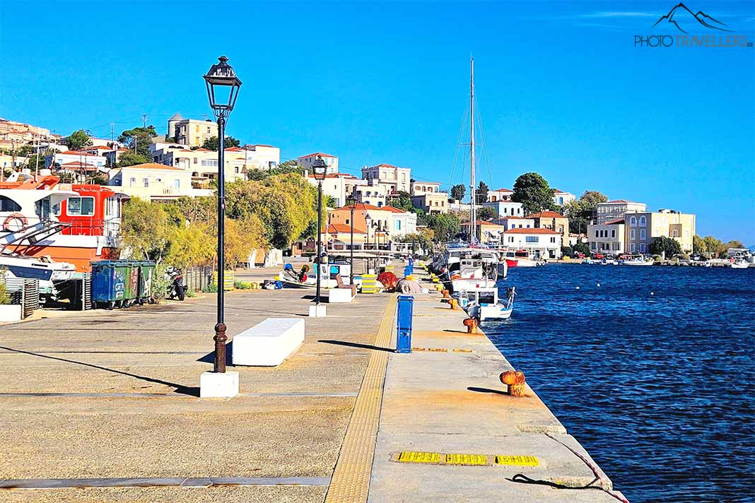 Promenade von Oinousses mit Laterne und Fischerbooten vor den Häusern am Hang