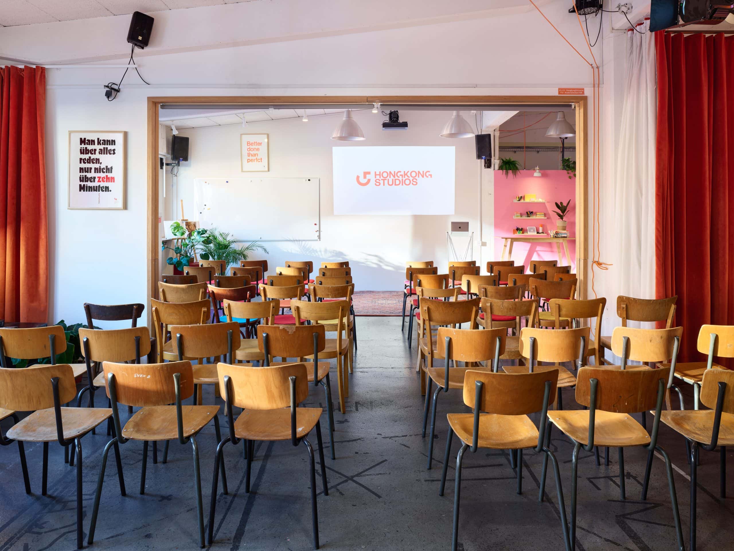 Blick vom „Plenum“ ins „Atelier“