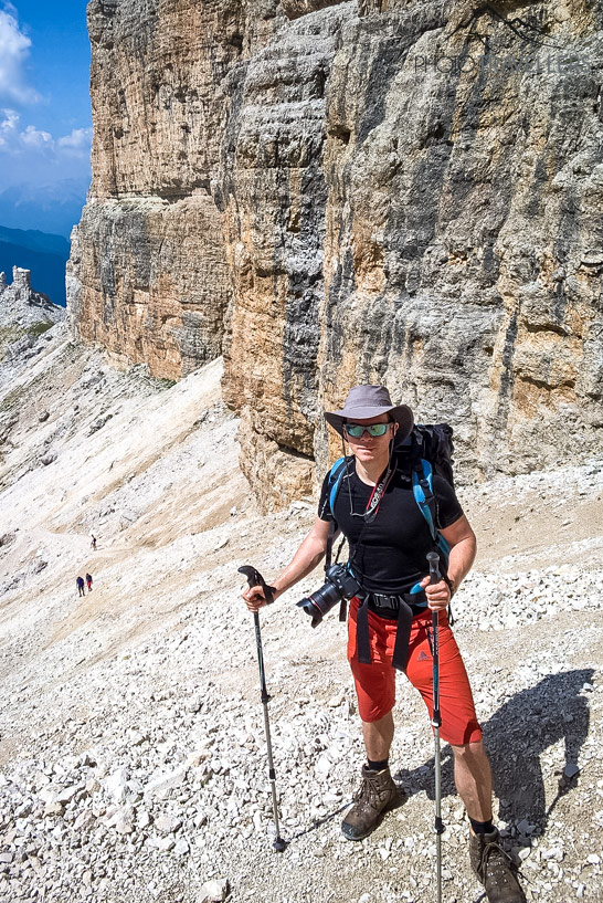 Reiseblogger Florian Westermann in der Scharte, die zum Sass Pordoi führt