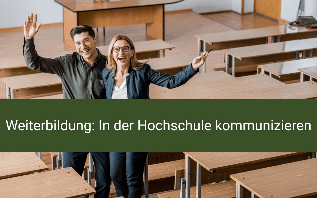 Weiterbildung In der Hochschule kommunizieren Zwei Personen in einem leeren Hörsaal strecken freudig die Arme aus. Darüber ein grüner Balken mit dem Text „Weiterbildung: In der Hochschule kommunizieren