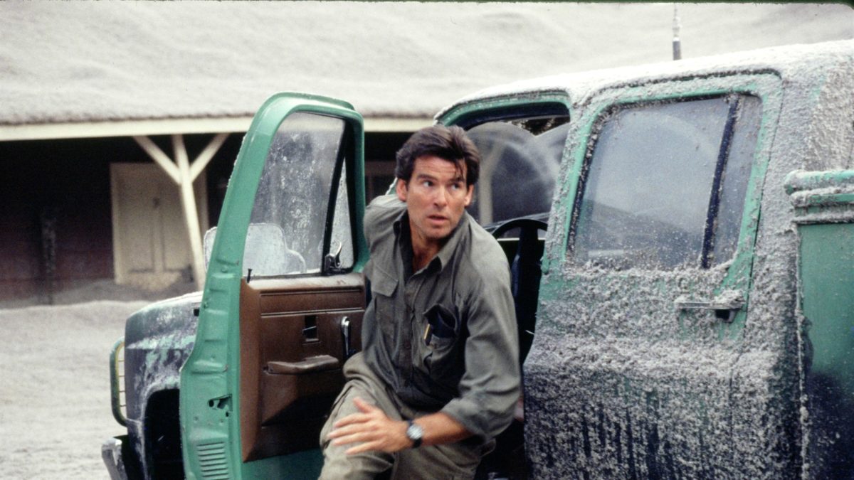 Pierce Brosnan stars in Dante's Peak alongside Linda Hamilton and Jamie Renee Smith.