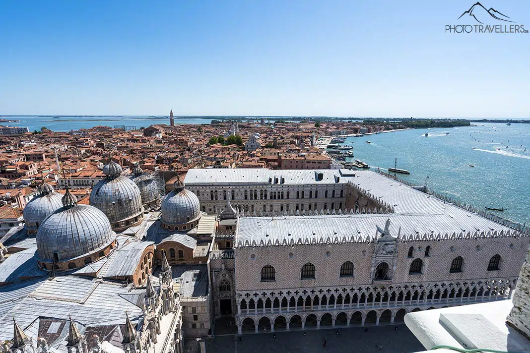 Der Blick vom Markusturm auf den Dogenpalast und die Dächer von Venedig