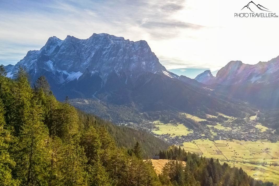 Der Blick von der Tuftl Alm auf das Wettersteingebirge mit der Zugspitze