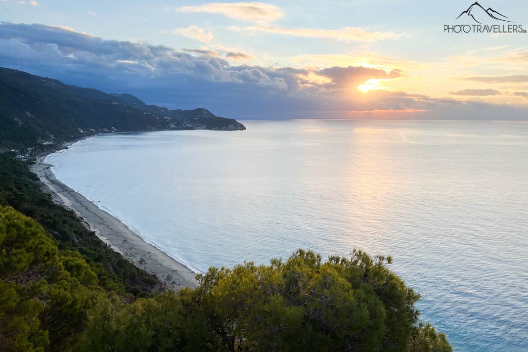 Der Blick auf den Pefkoulia Beach zum Sonnenuntergang
