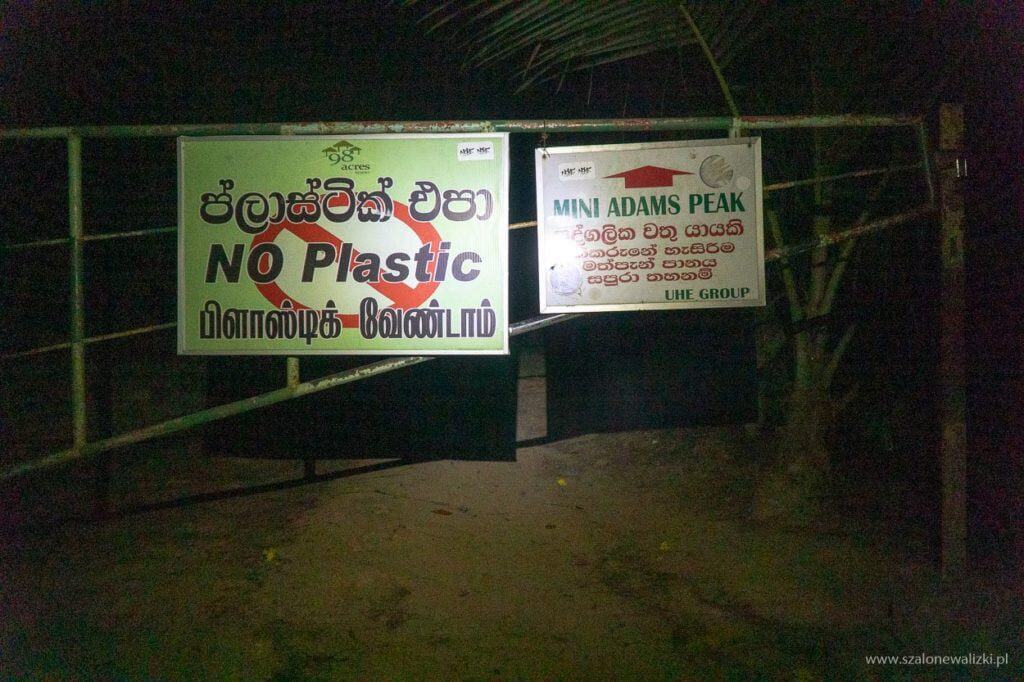 brama wjazdowa na górę z informacją o zakazie wwożenia plastiku