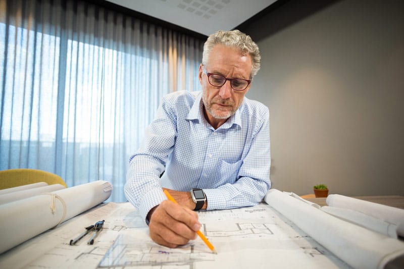 Haus mit einem Architekten bauen: ja oder nein? Architekt bei der Planung