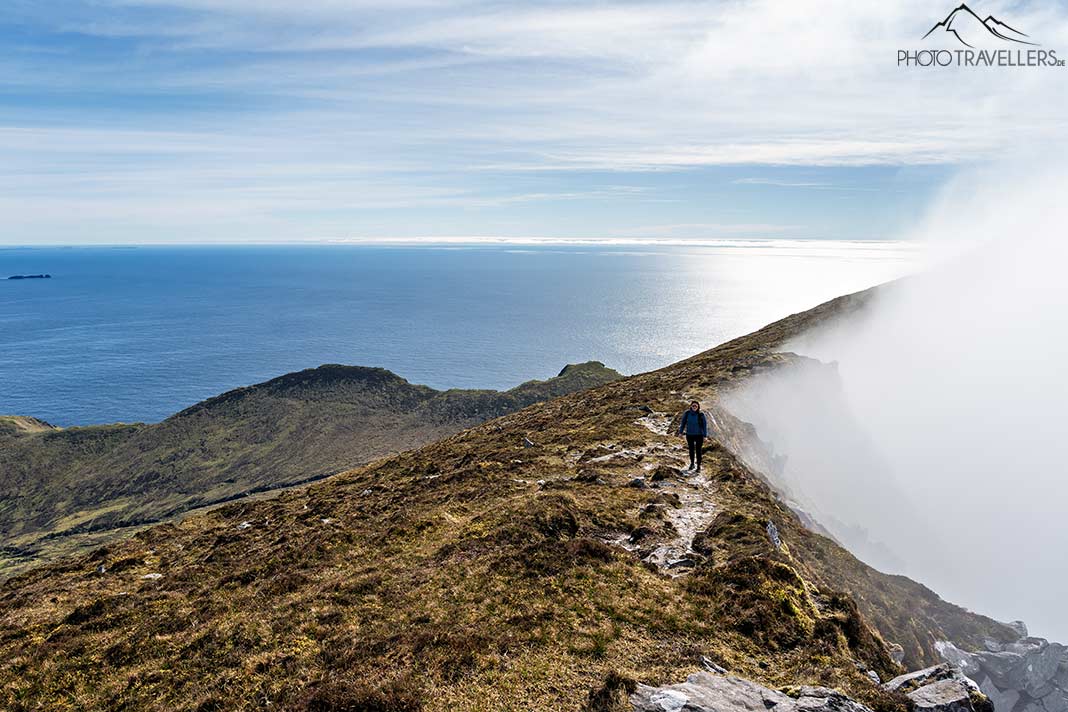 Reisebloggerin an der Klippe der Cliffs of Croaghaun, Irland