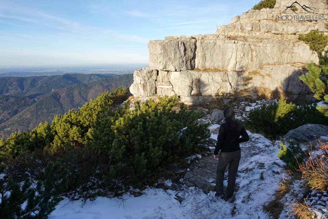 Reisebloggerin Biggi Bauer vor großen Felsen kurz unterhalb des Wallberg-Gipfels