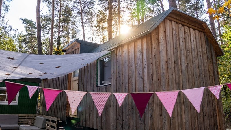 Dieses Bild zeigt ein Holzhaus mit einer Girlande