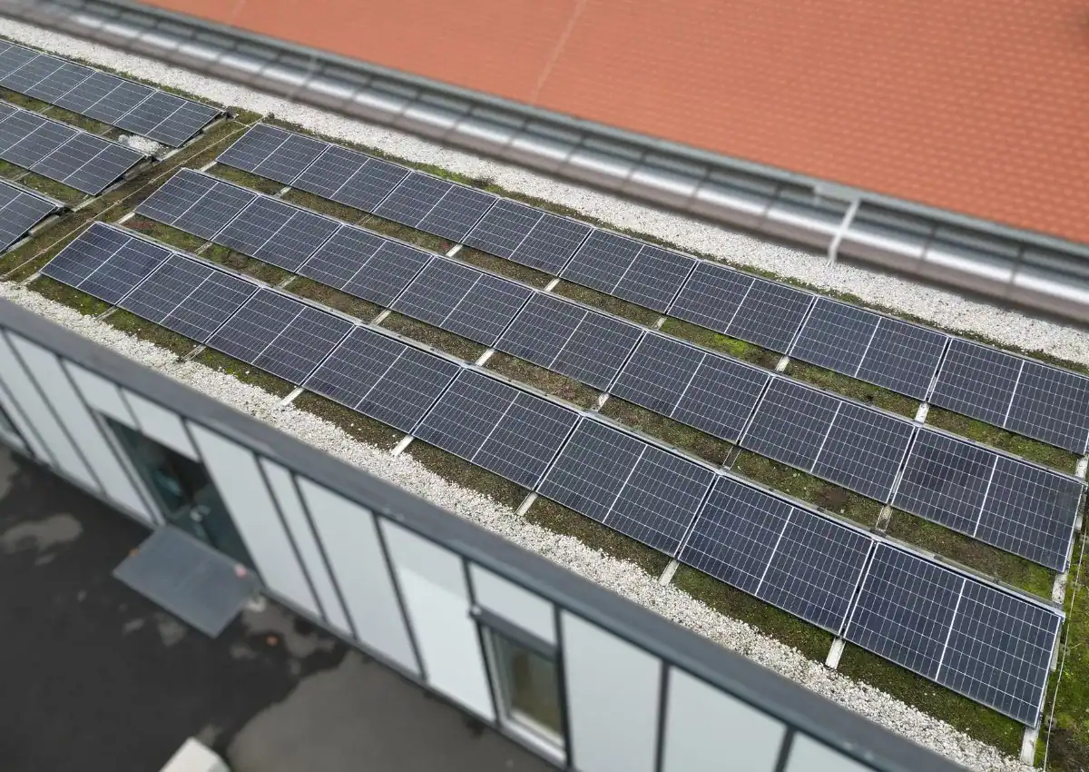 Ein begrüntes Dach mit Solaranlagen auf dem Dach