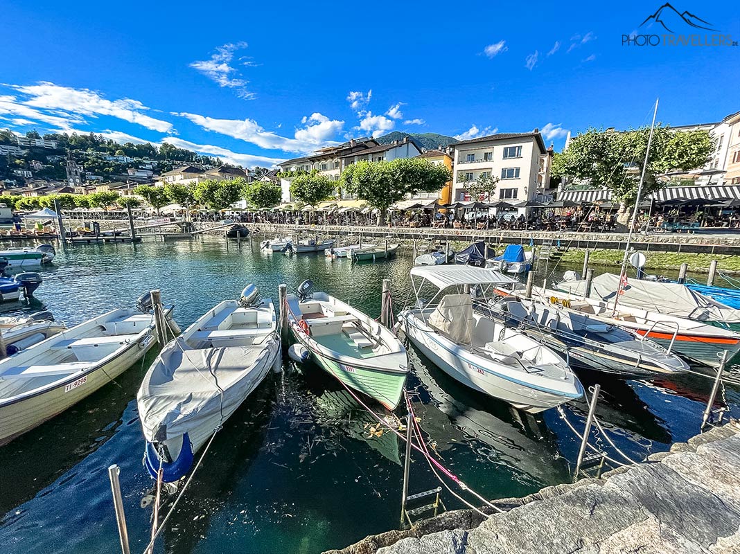 Schiffe liegen im Hafen von Ascona