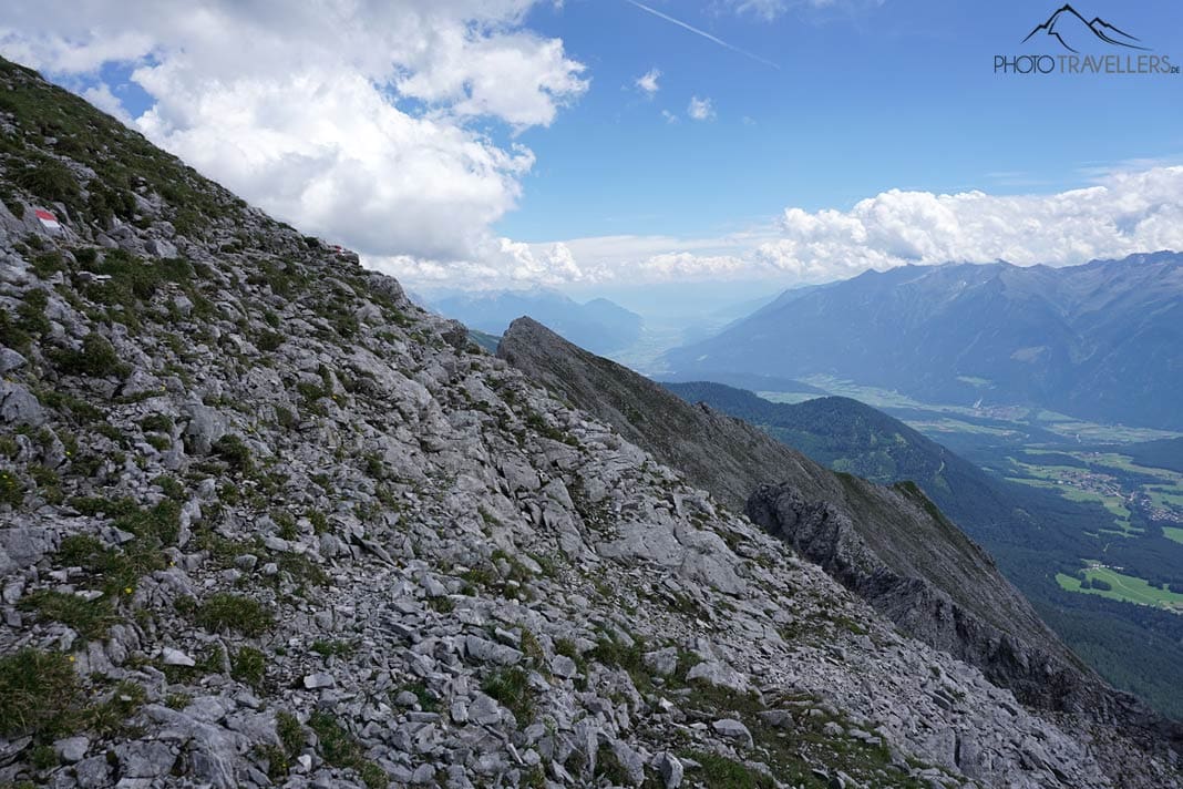 Der steile Wanderweg, der vom Wannig auf die Handschuhspitze führt